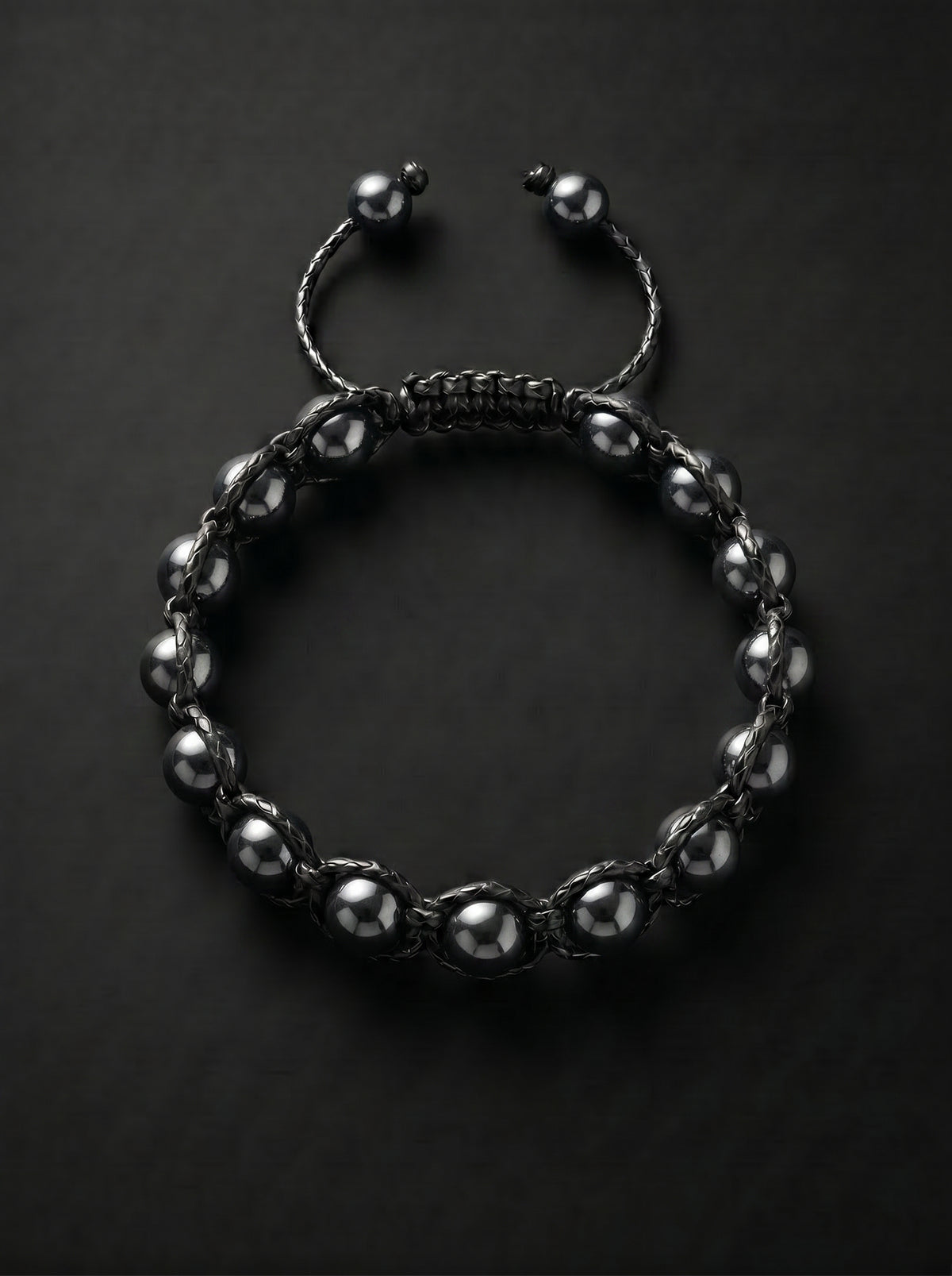 Detalle de la pulsera PRESENCIA de hematita y tejido negro