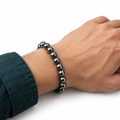 Pulsera de hematita gunmetal puesta en la muñeca