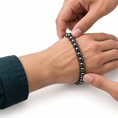 Pulsera elástica de hematita colocándose en la muñeca