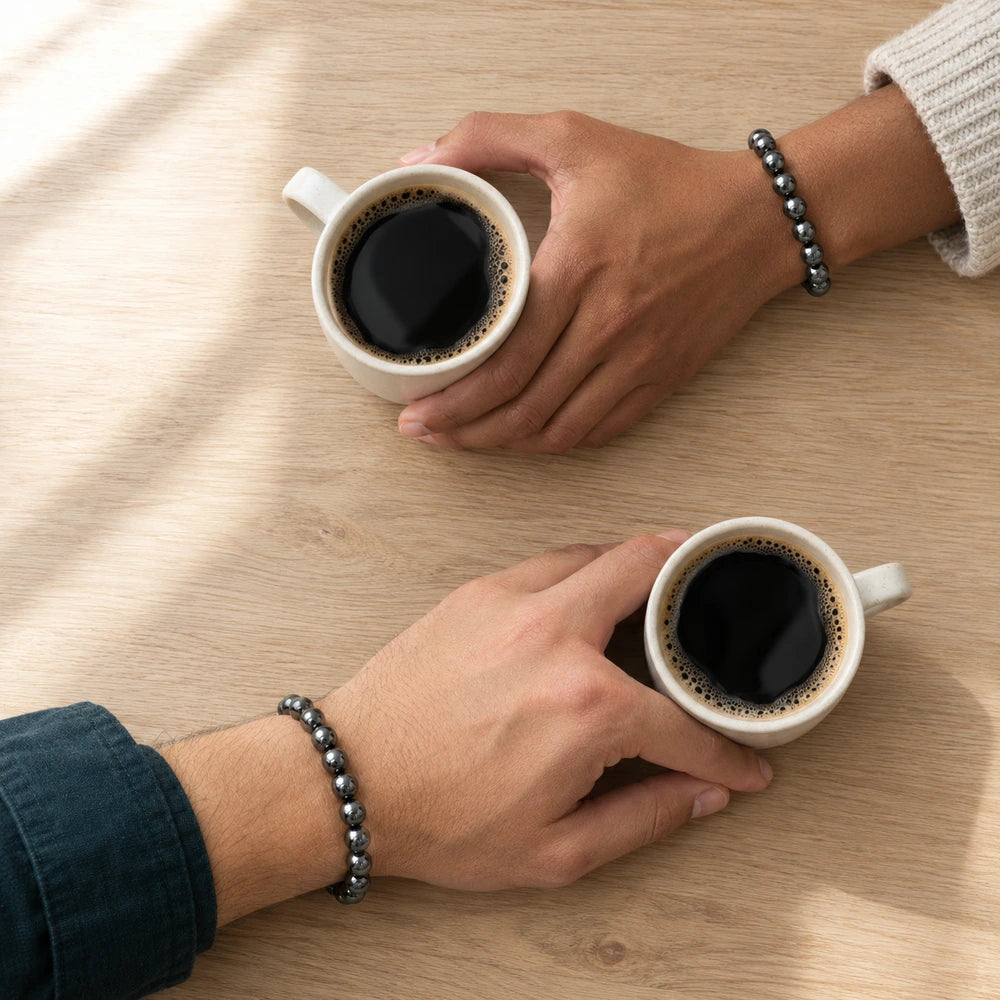 Dos personas usando una pulsera de hematita cada una
