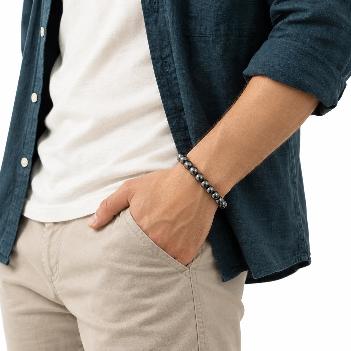 Pulsera de hematita usada con un atuendo casual