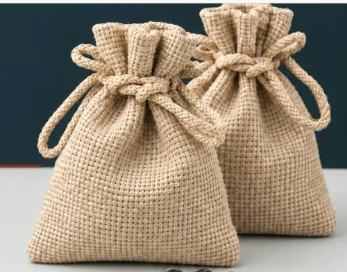 Dos bolsas individuales beige con cierre de cordón