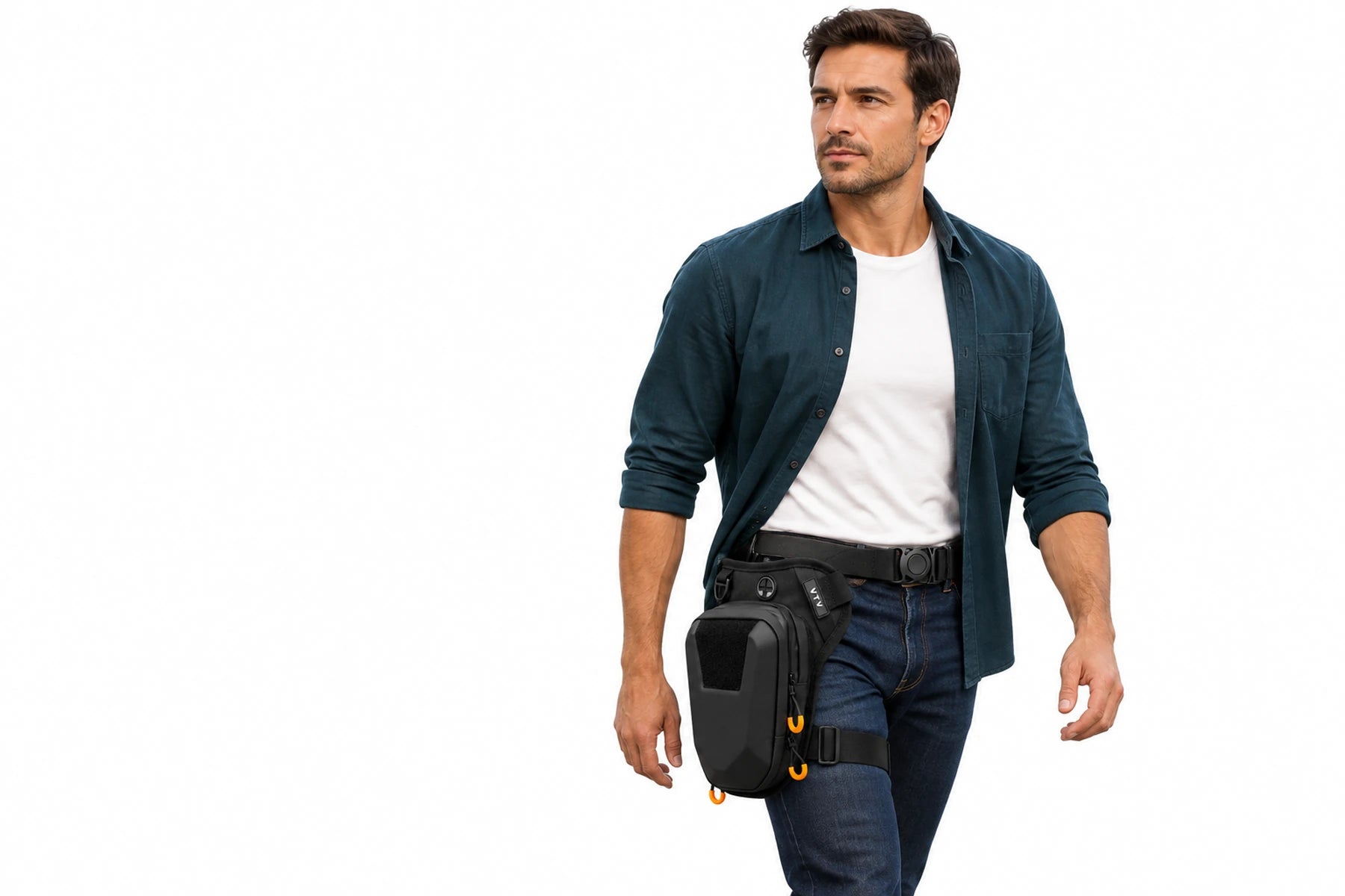Persona caminando en la ciudad con el Bolso Táctico X1 ajustado
