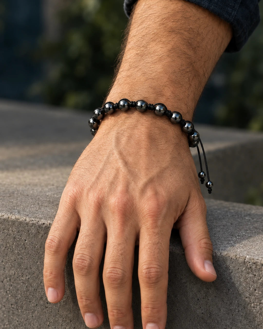 Detalle de la pulsera PRESENCIA puesta en la muñeca
